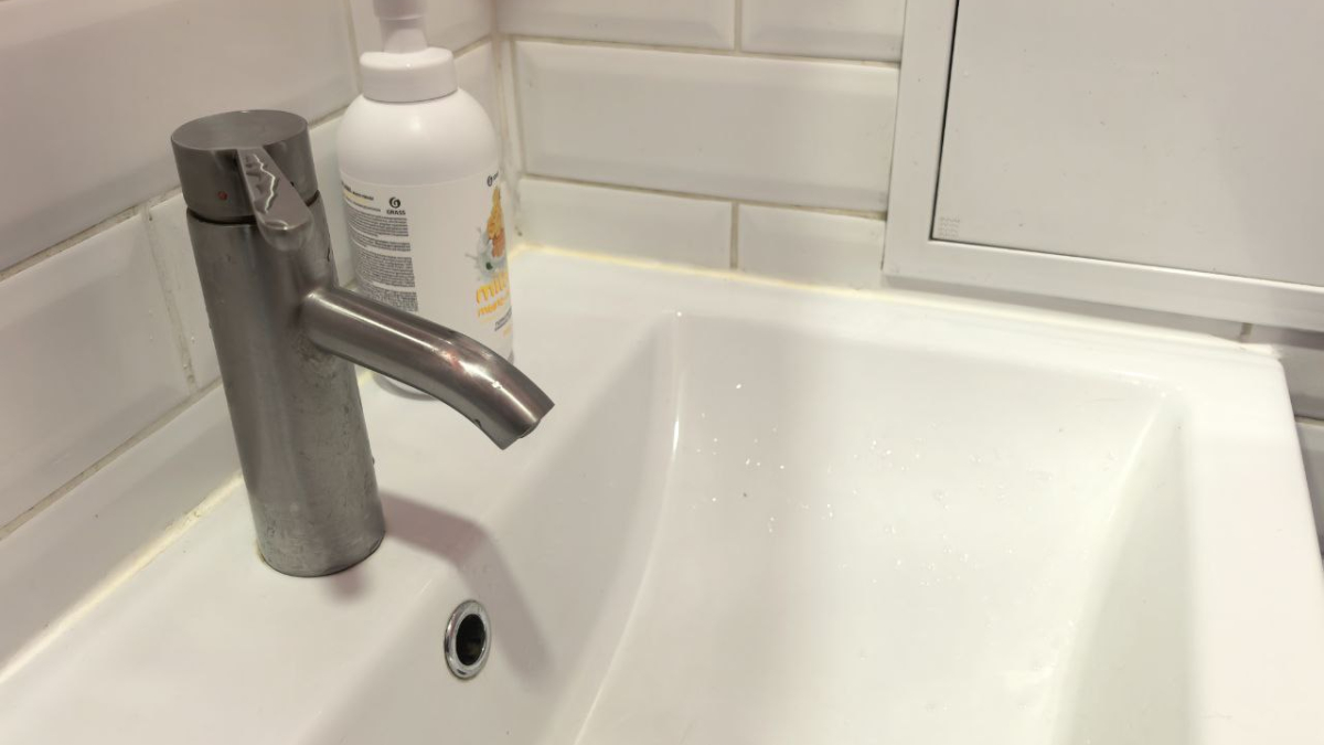 Раковина со смесителем