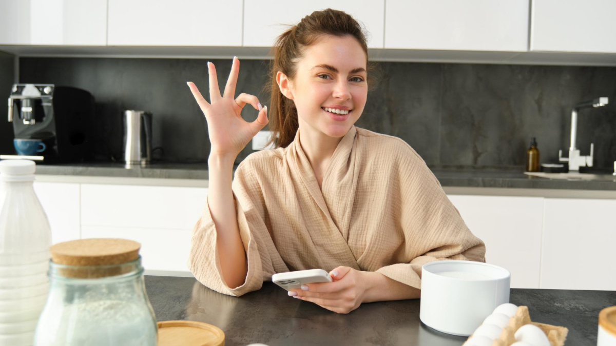 Девушка показывает позитивный жест