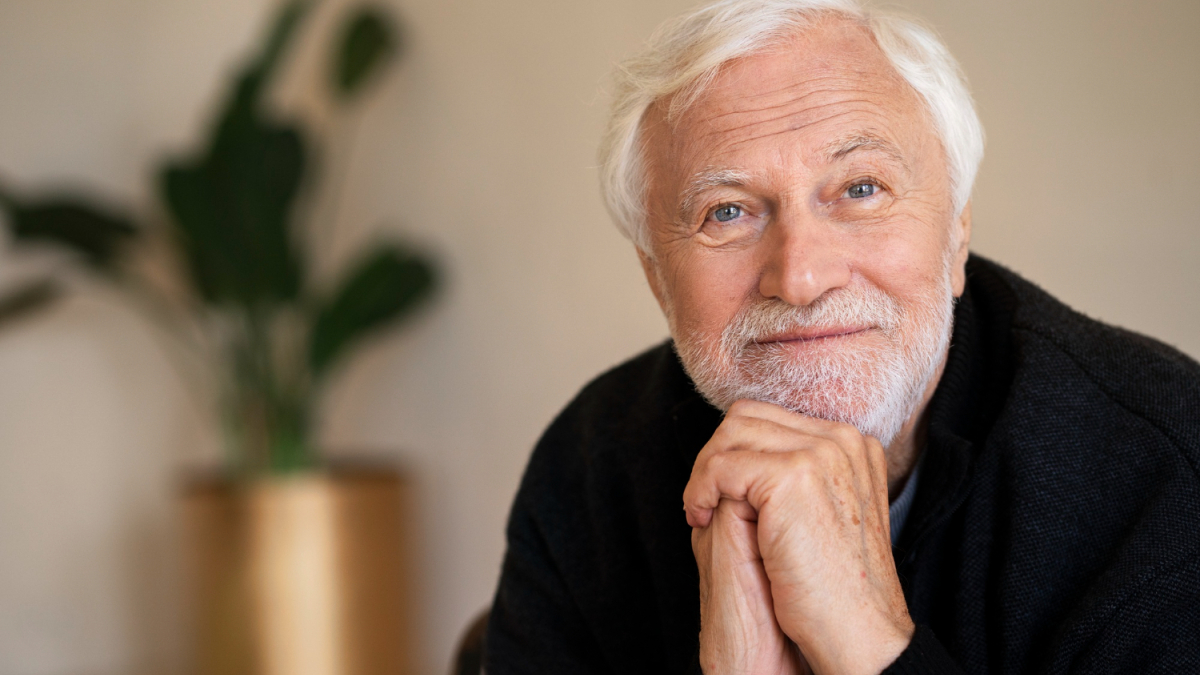 Пожилой седой мужчина