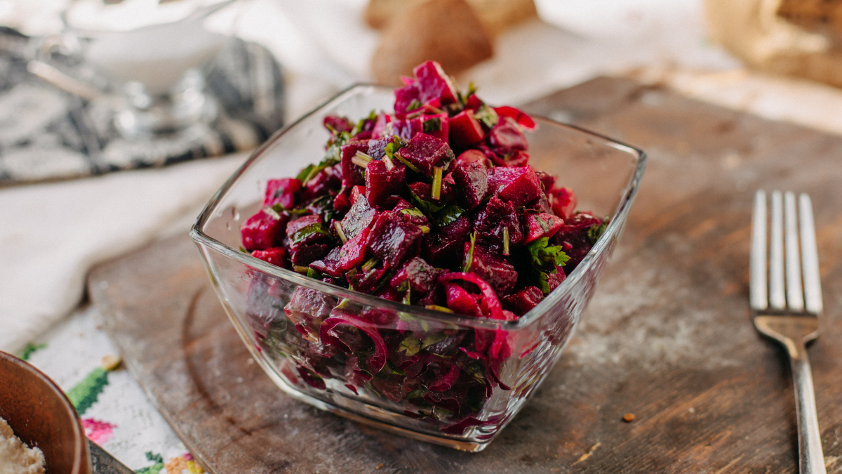 Аппетитный салат со свеклой