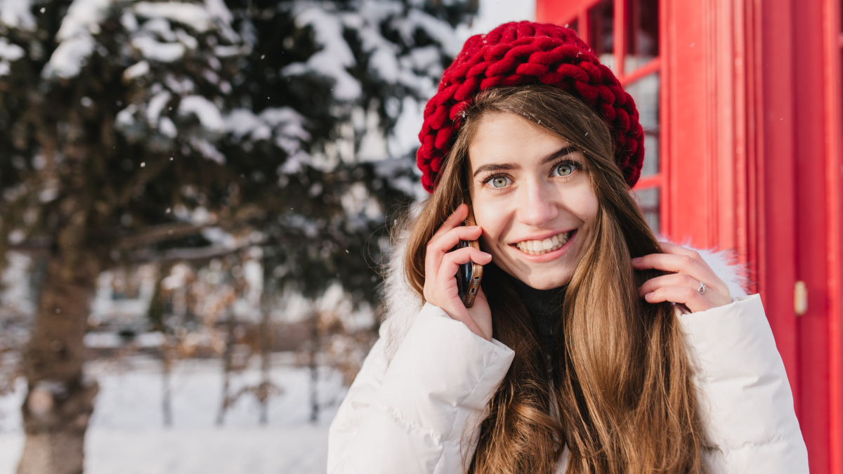 Счастливая женщина в красной шапке