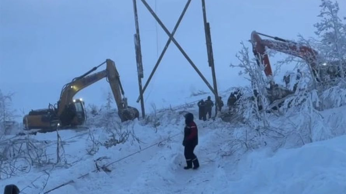разрушенная опора ЛЭП под Мурманском