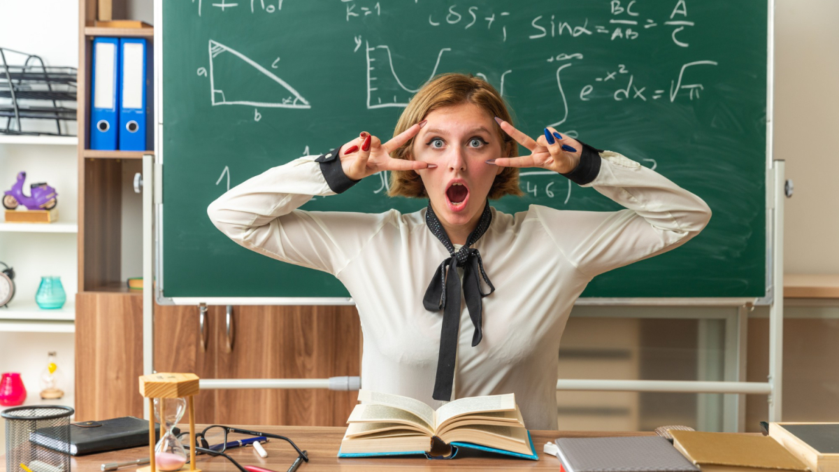 Девушка на фоне доски с формулами