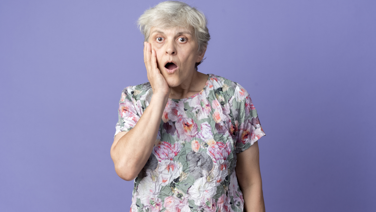 Пожилая женщина в шоке