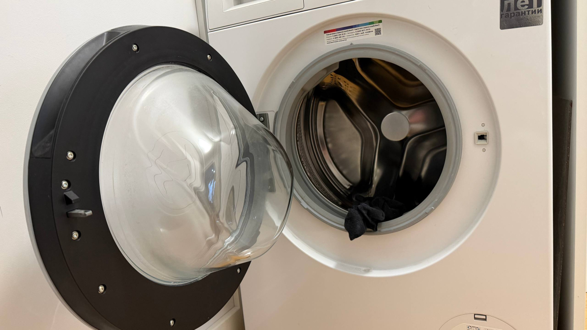 Стиральная машина с открытой дверцей