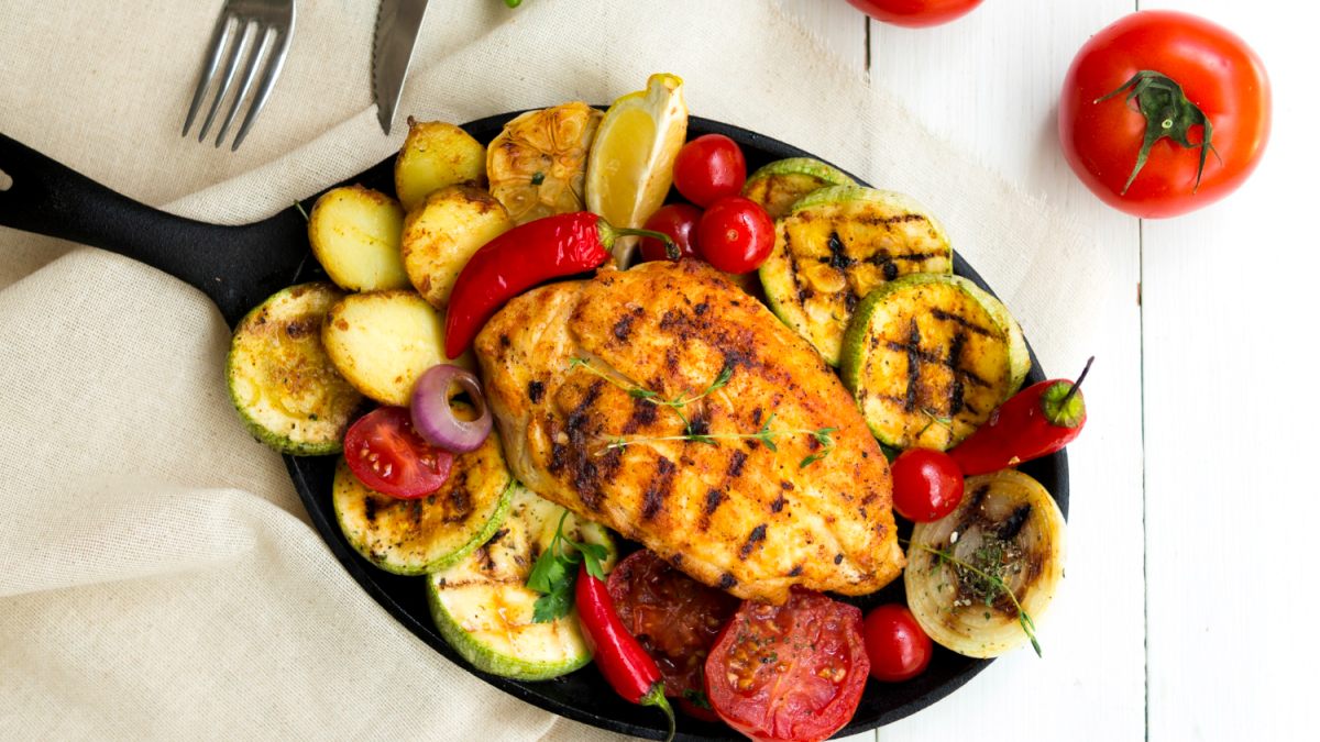 на сковороде курица и овощи