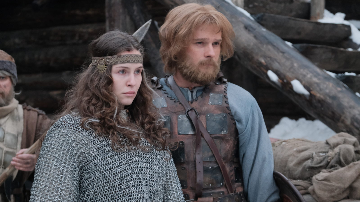 Мужчина и женщина на фоне избы