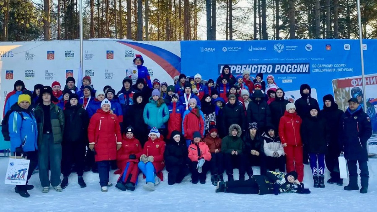 большая группа спортсменов на улице