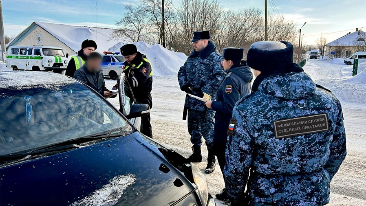 приставы беседуют с должником