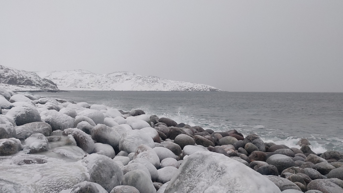Пляж с драконьими яйцами в Териберке