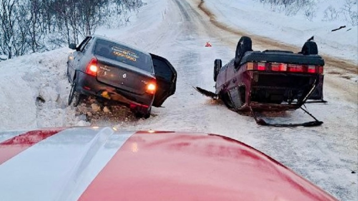 машины в аварии на зимней трассе