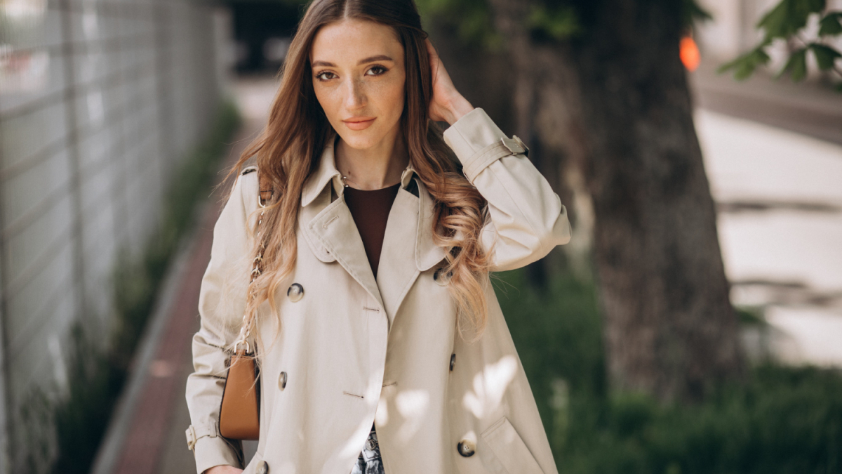 Женщина в плаще гуляет