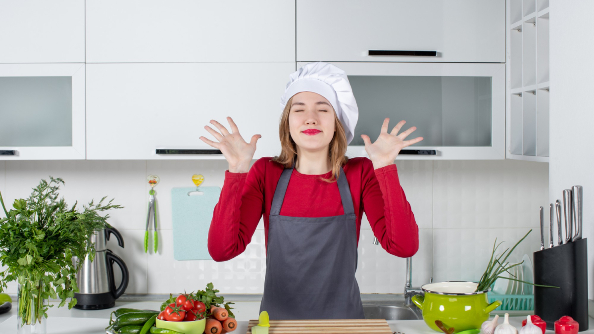 Женщина в фартуке с закрытыми глазами