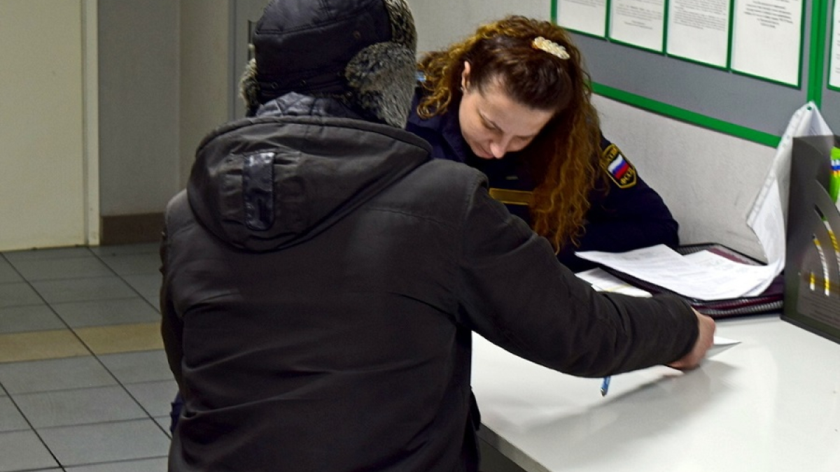 судебный пристав заполняет документы