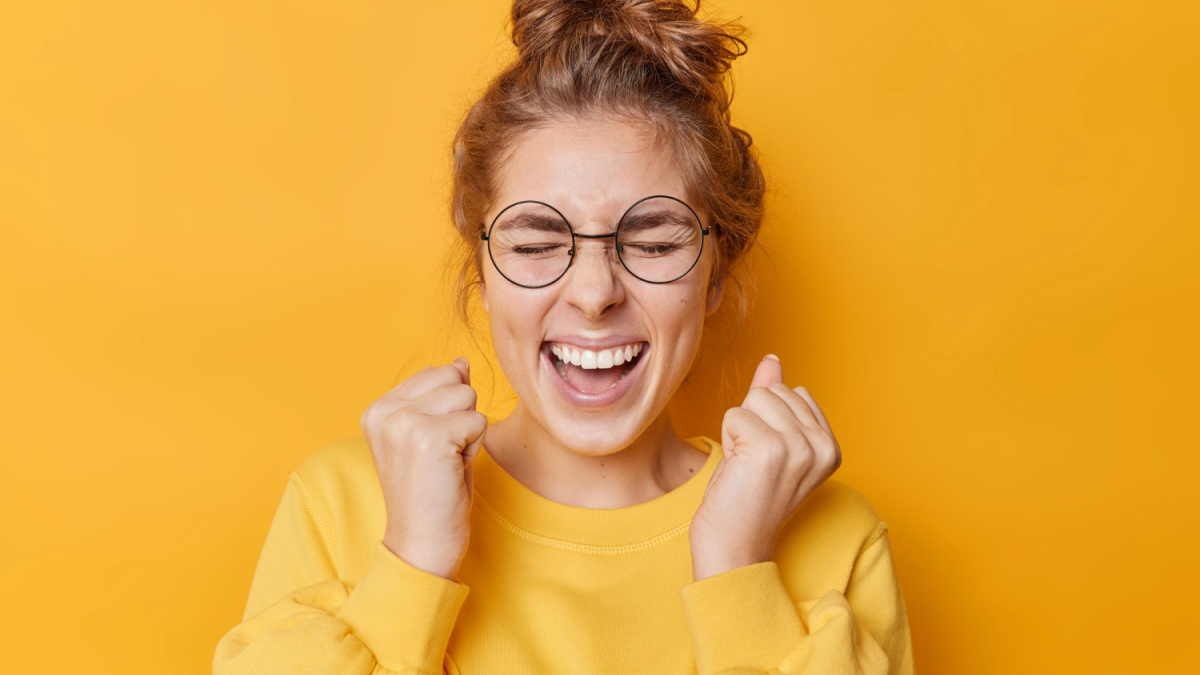 Женщина в очках на ярком фоне