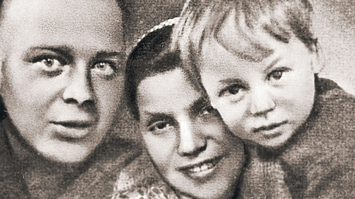 Гайдар с семьей в Архангельске