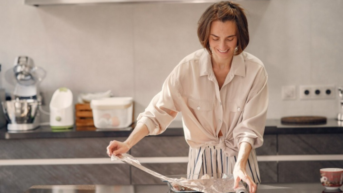 женщина разматывает фольгу