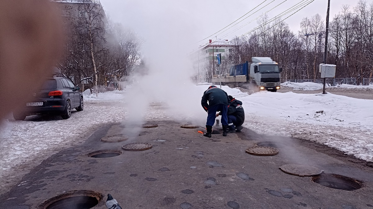 рабочие ремонтируют теплотрассу на лице