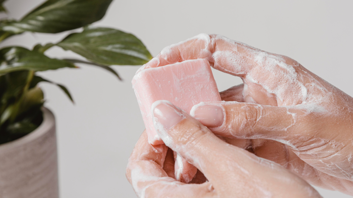 Держит мыло