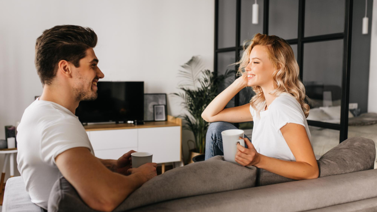 Пара сидит на диване