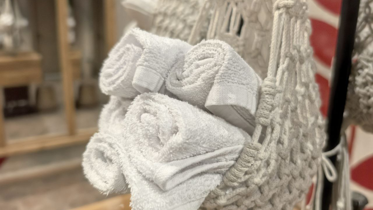 Полотенца в корзине