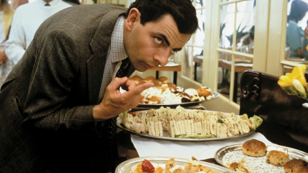 Мужчина склонился над едой