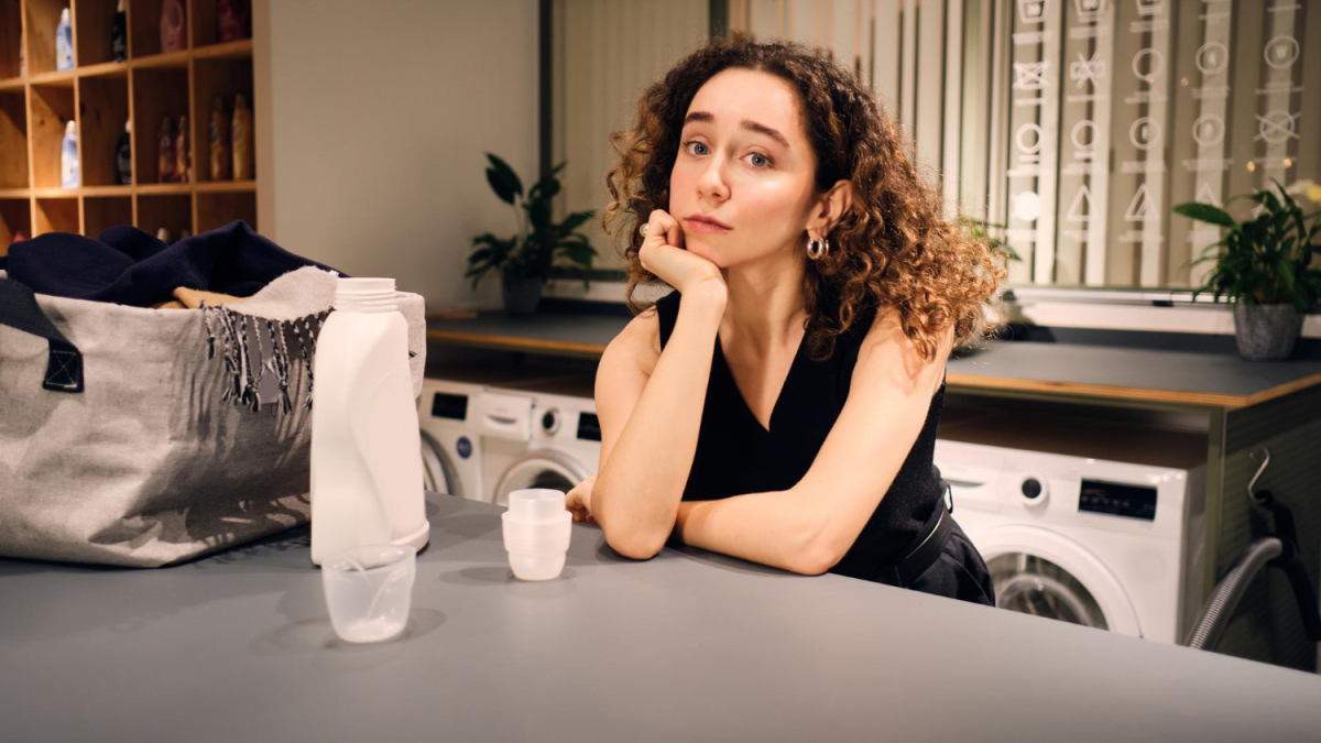 Женщина сидит за столом