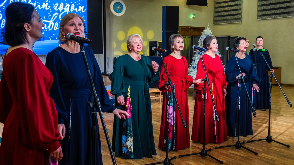 женщины на сцене в ярких платьях