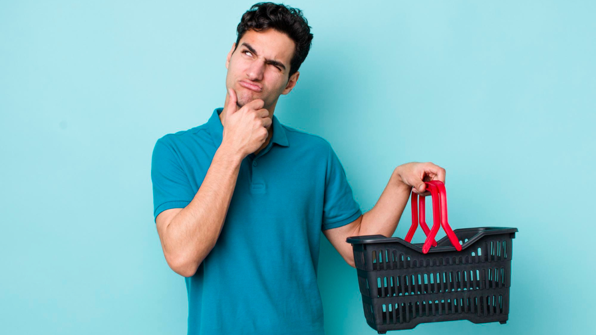 Человек с корзиной