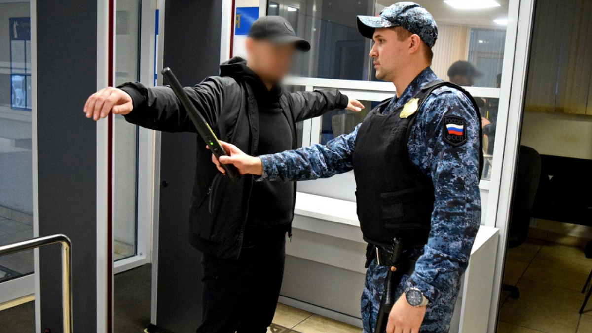 пристав досматривает посетителя суда