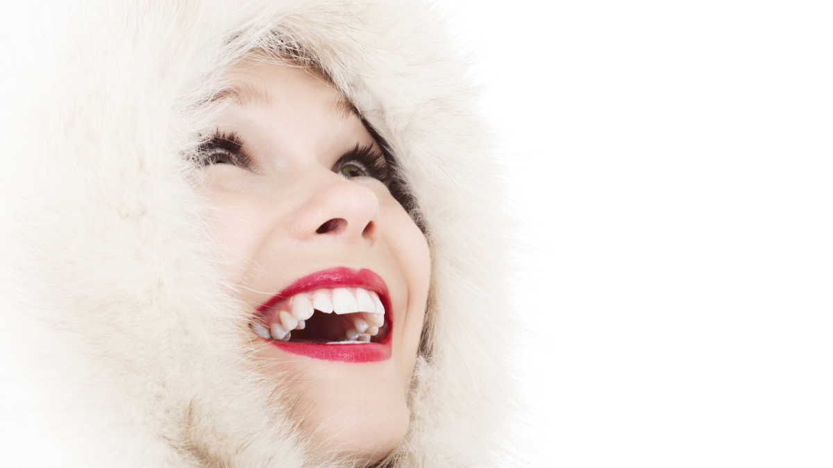 Женщина улыбается зимой