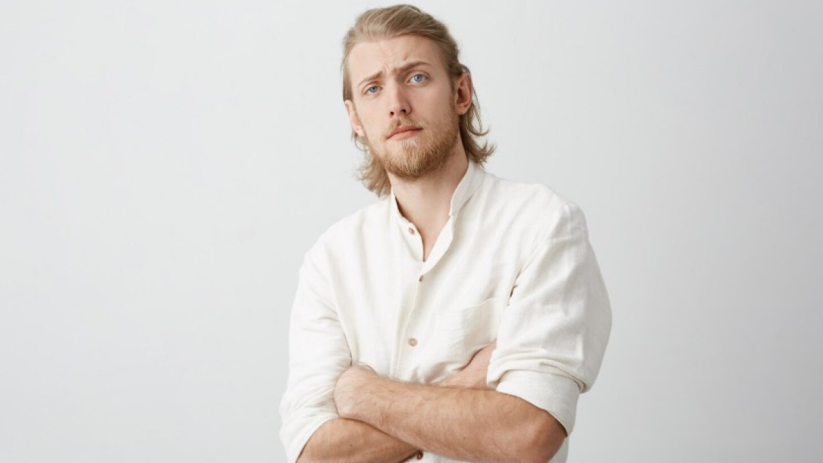 Мужчина в белой рубашке