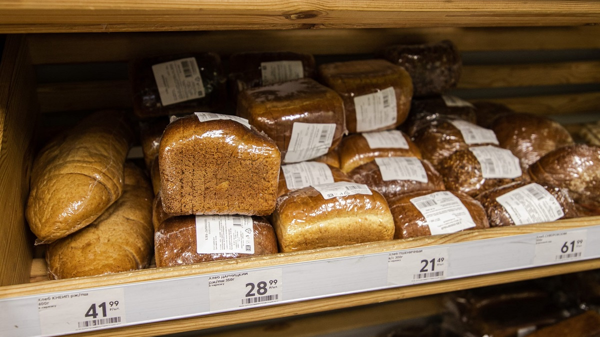 хлеб на прилавке в магазине