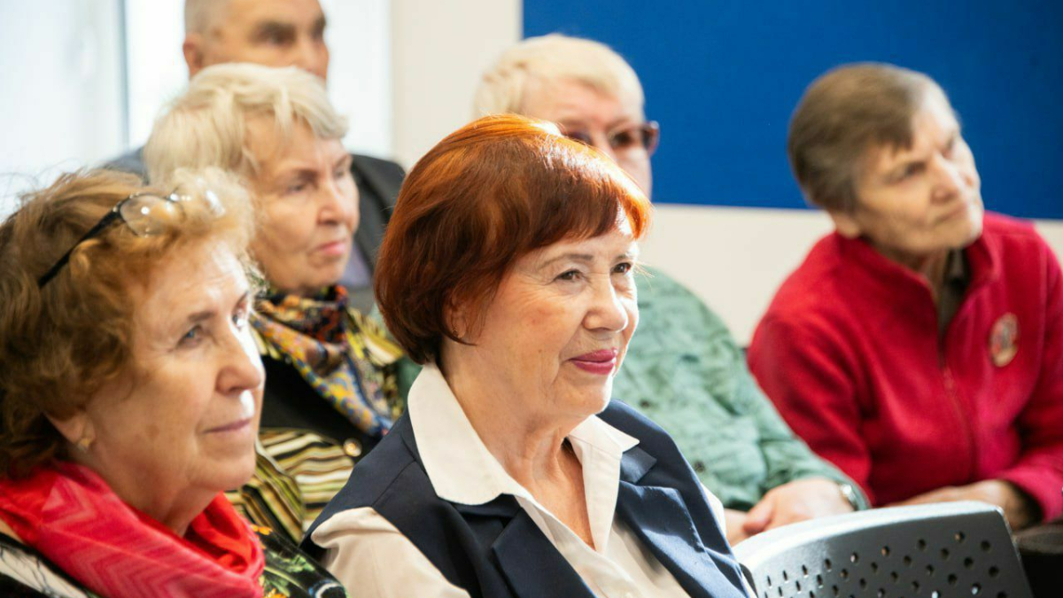 Пенсионеры на встрече в Мурманске