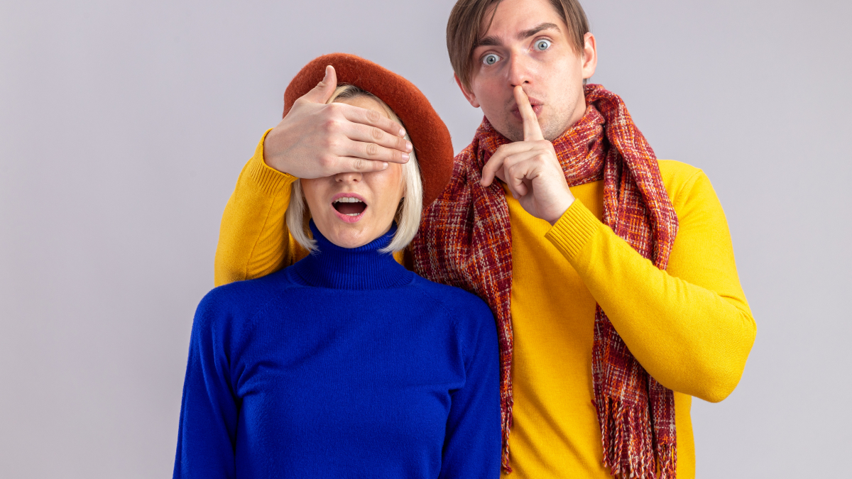 Шокированный парень закрывает девушке глаза