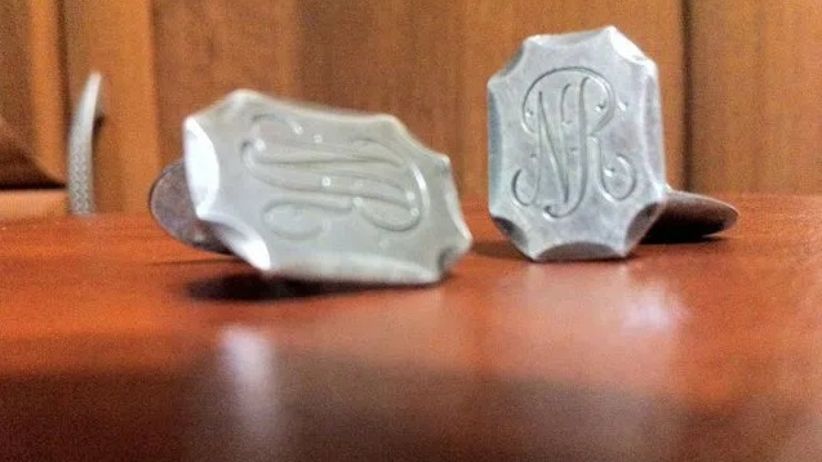 серебряные запонки на столе