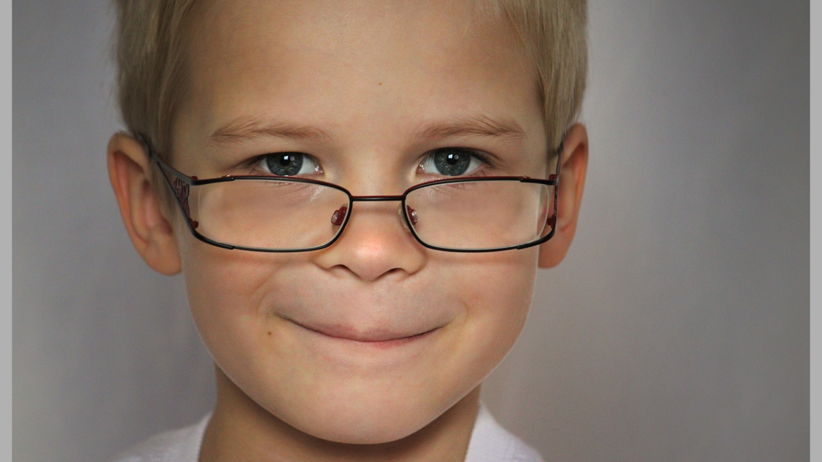 Мальчик в очках