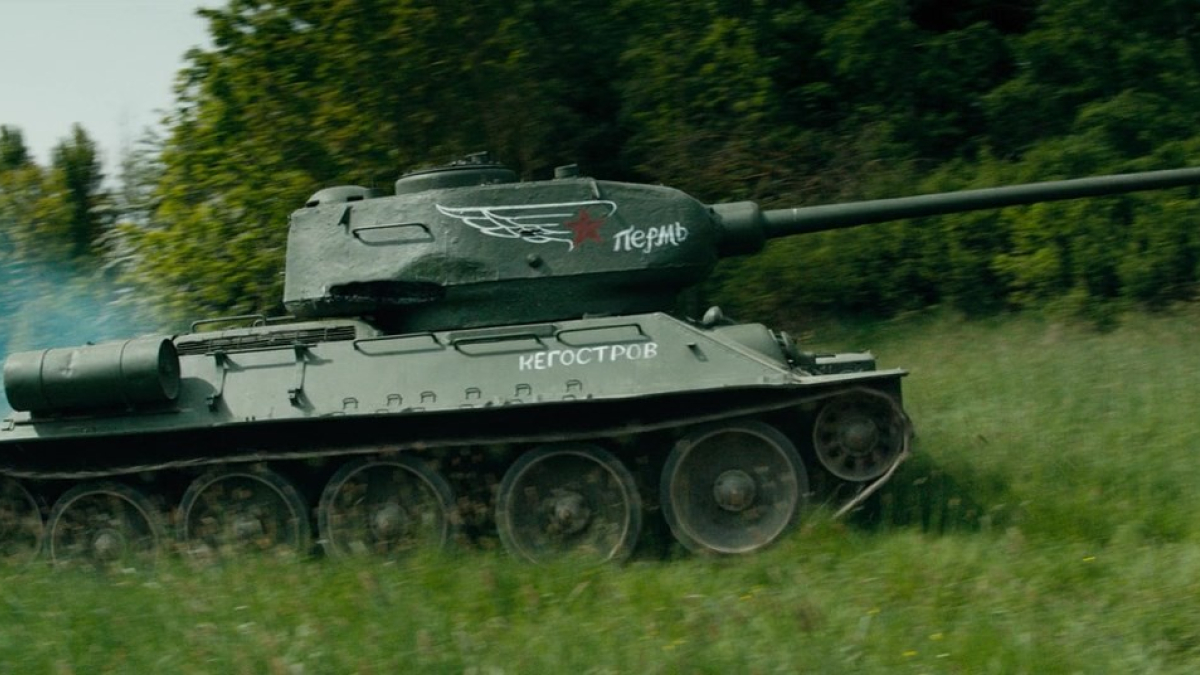 Танк едет в поле