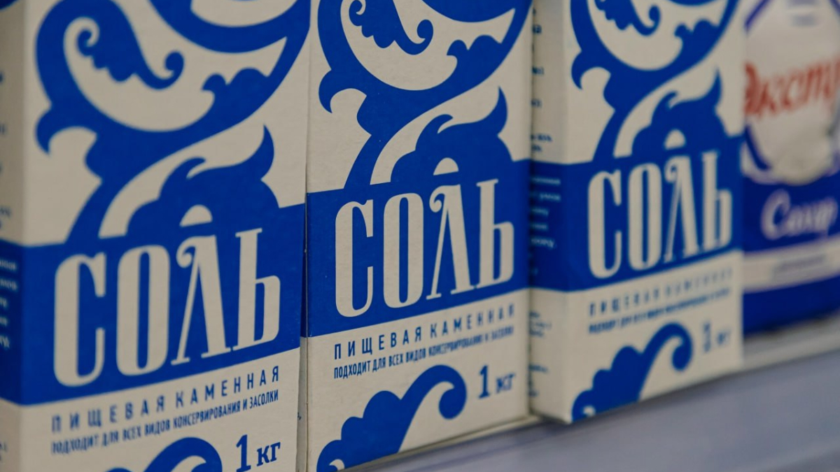 Упаковки соли на полке
