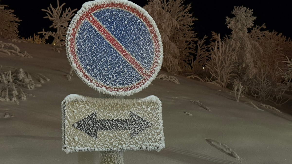 Дорожный знак в морозы