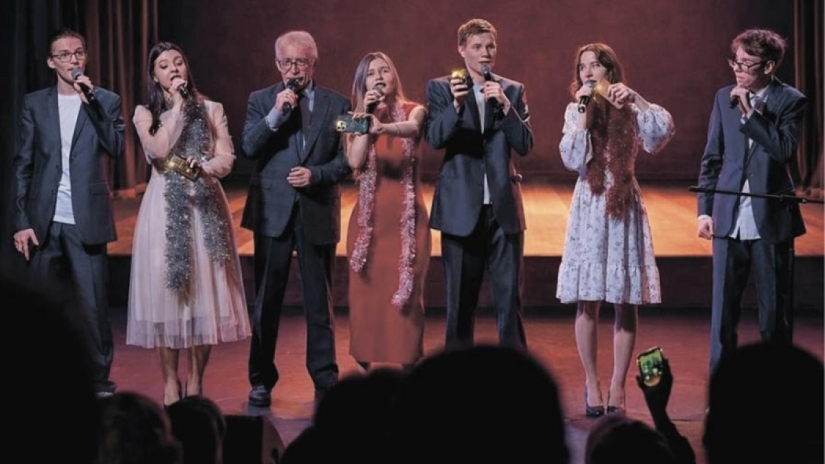 артисты поют на сцене