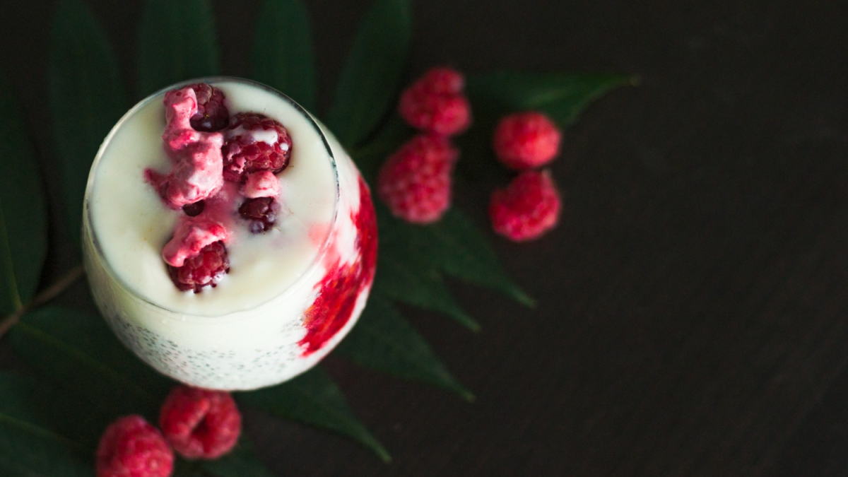 ягоды в йогурте