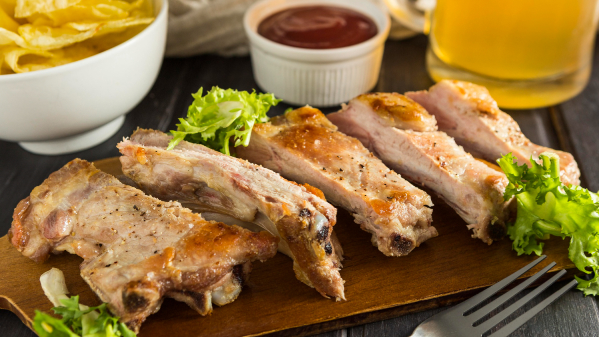 Ребрышки на подносе