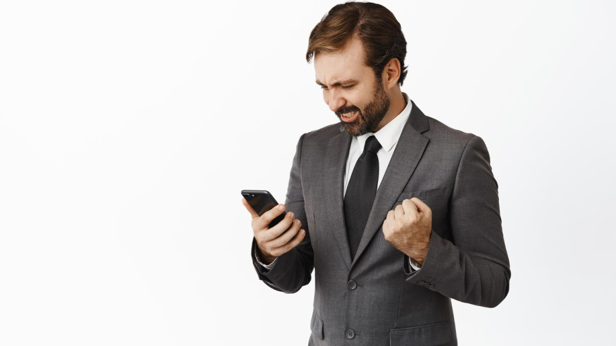 Мужчина в костюме с телефоном