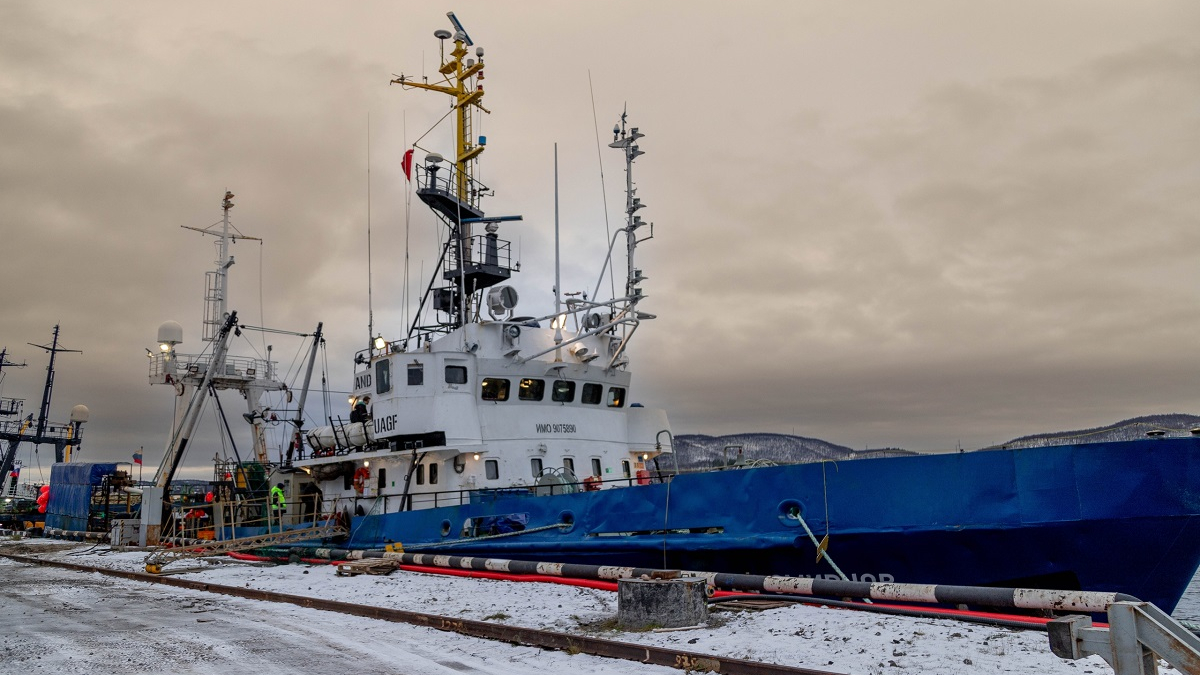 судно стоит возле берега