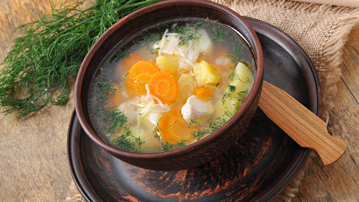 тарелка супа на столе