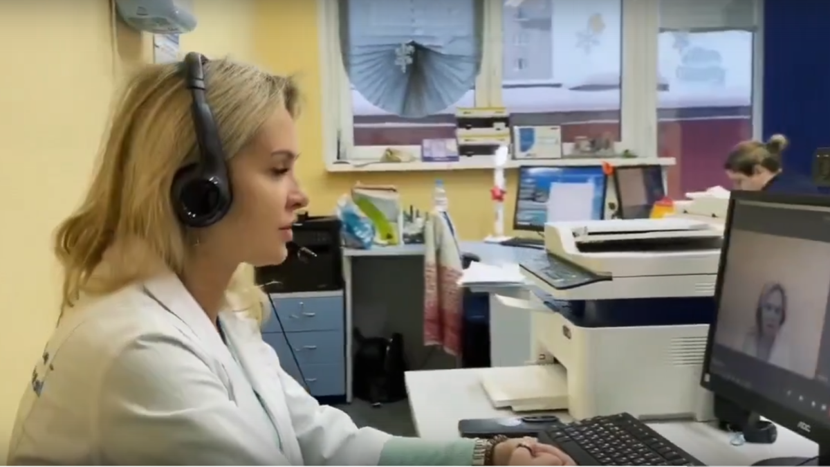 Девушка перед монитором