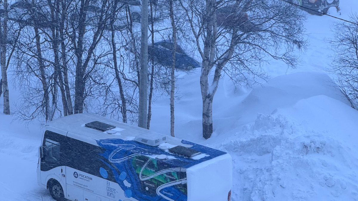 Автобус на снежной дороге