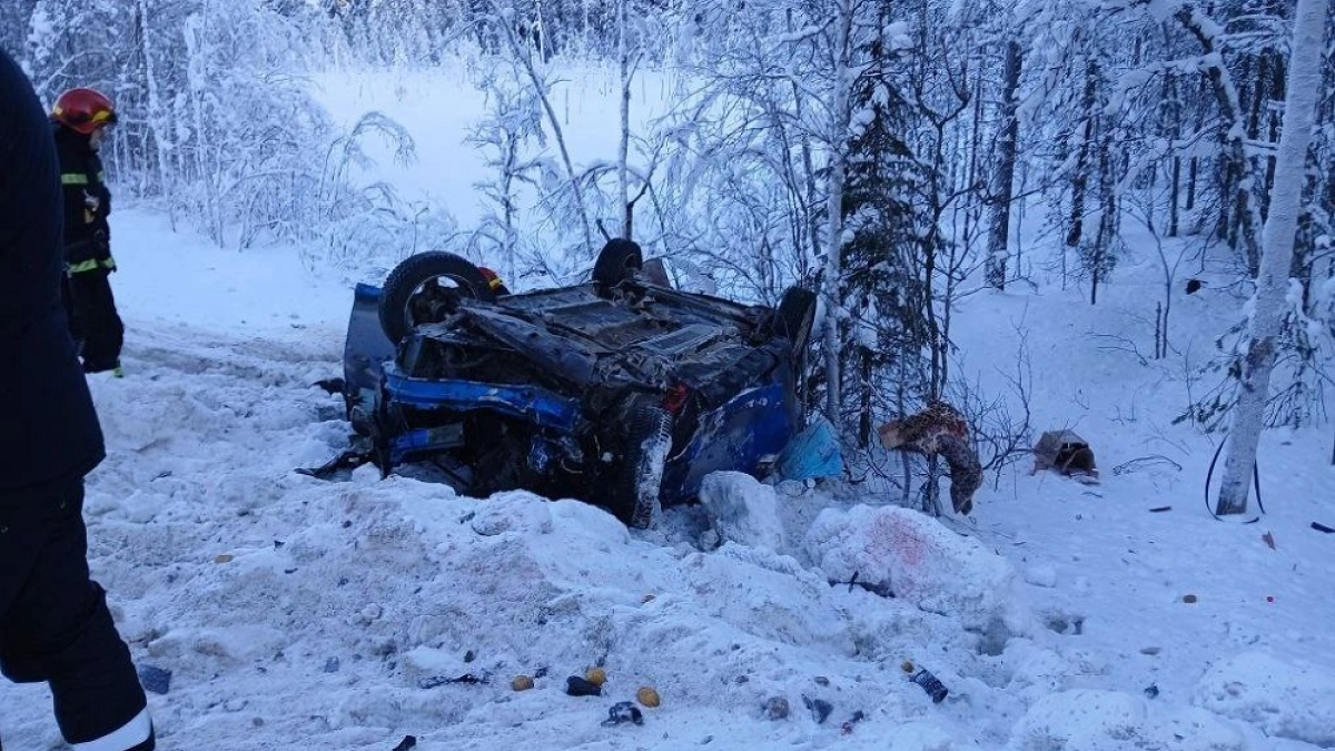 машина в кювете после аварии