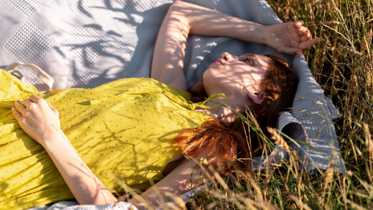 девушка отдыхает на траве